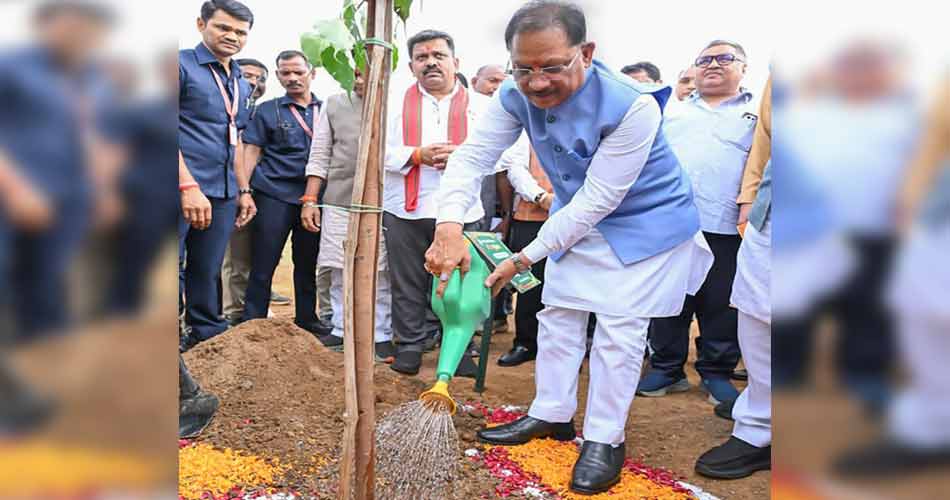 रायपुर : मुख्यमंत्री श्री विष्णुदेव साय ने अपनी माँ के नाम पर लगाया पीपल का पौधा, वन महोत्सव-2026 का हुआ शुभारंभ