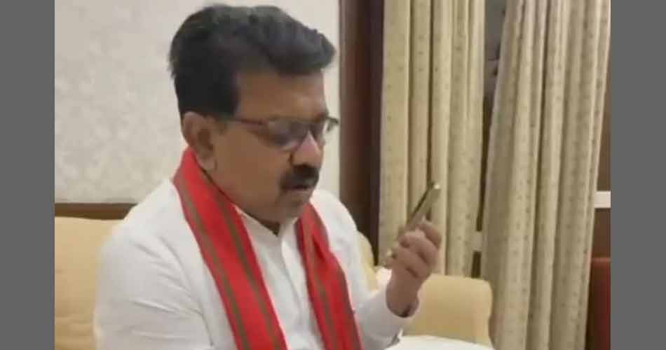रायपुर : कुलगाम आतंकी हमले के पीड़ितों के परिजनों से उप मुख्यमंत्री श्री विजय शर्मा ने की बात