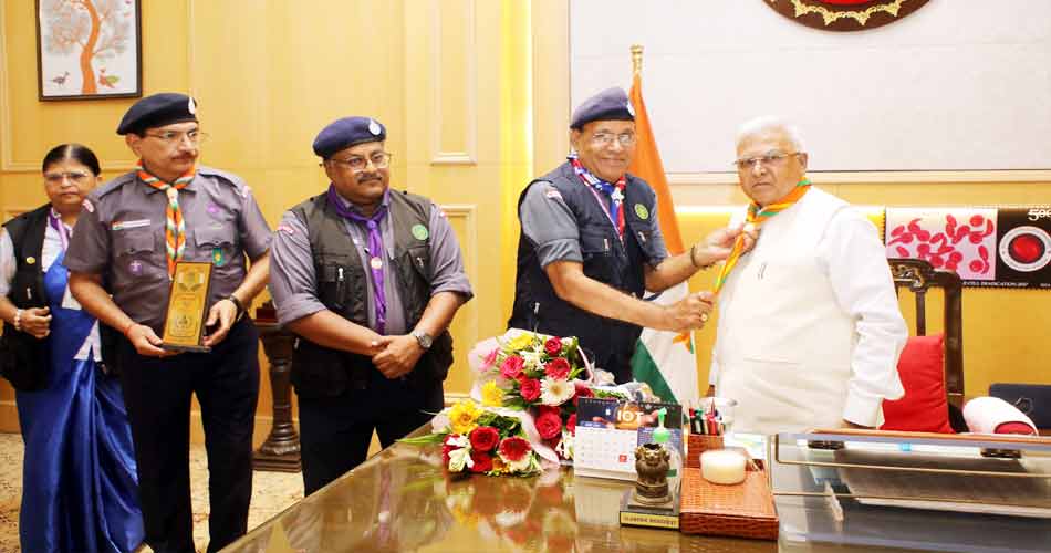 राज्यपाल श्री पटेल ने स्काउट्स एवं गाइड स्कार्फ धारण किया